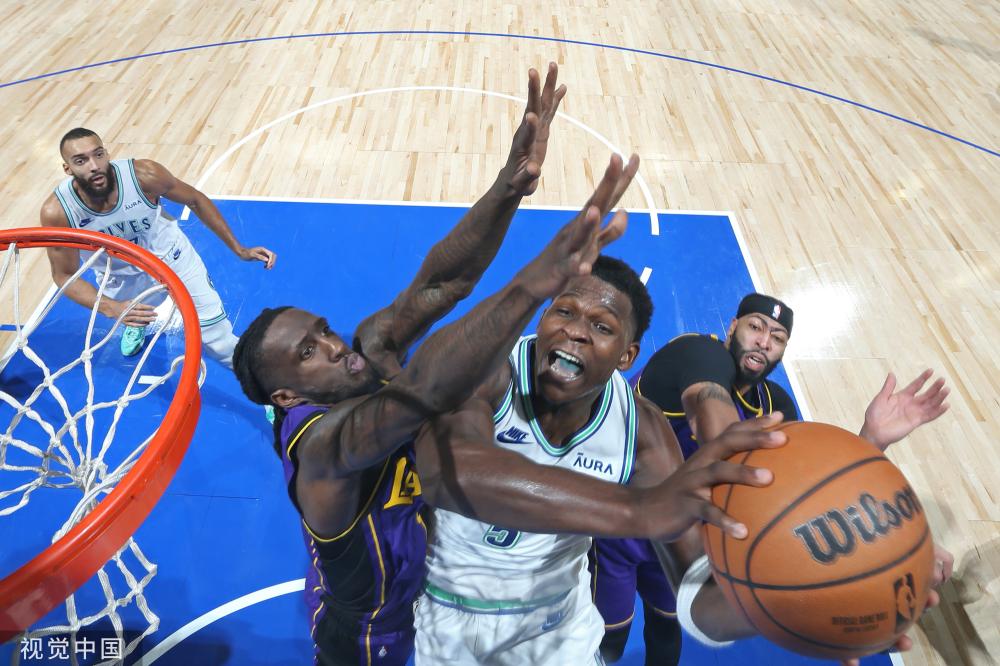 洛杉矶奥运会女足参赛队增至16支,男足缩减至12支.